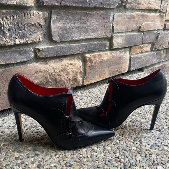 Manolo Blahnik black leather pointed toe booties. Sz.8 - Picture 7 of 7